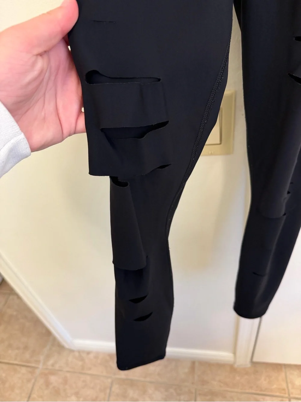 ALO Yoga Black Ripped Warrior Leggings Size Extra Small
